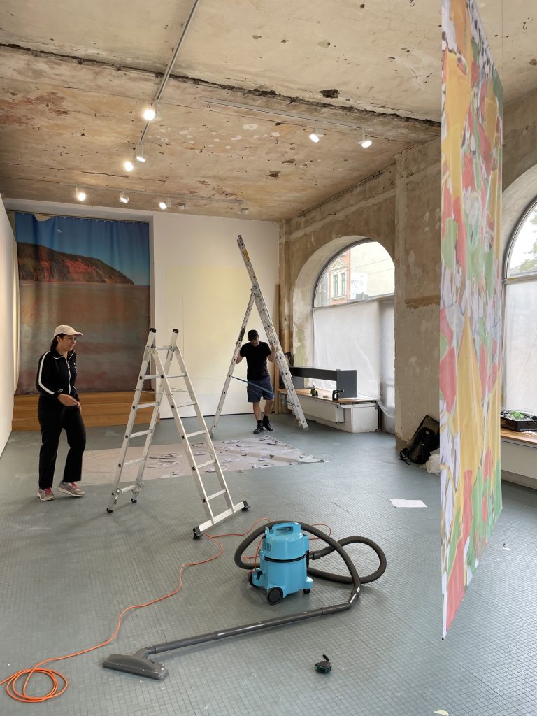 Aufbau der Ausstellung Die Flut aus meiner Hand